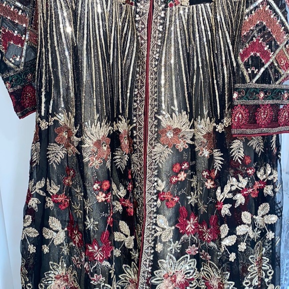 Beautiful Pakistani 2 Piece Suit - Picture 2 of 8